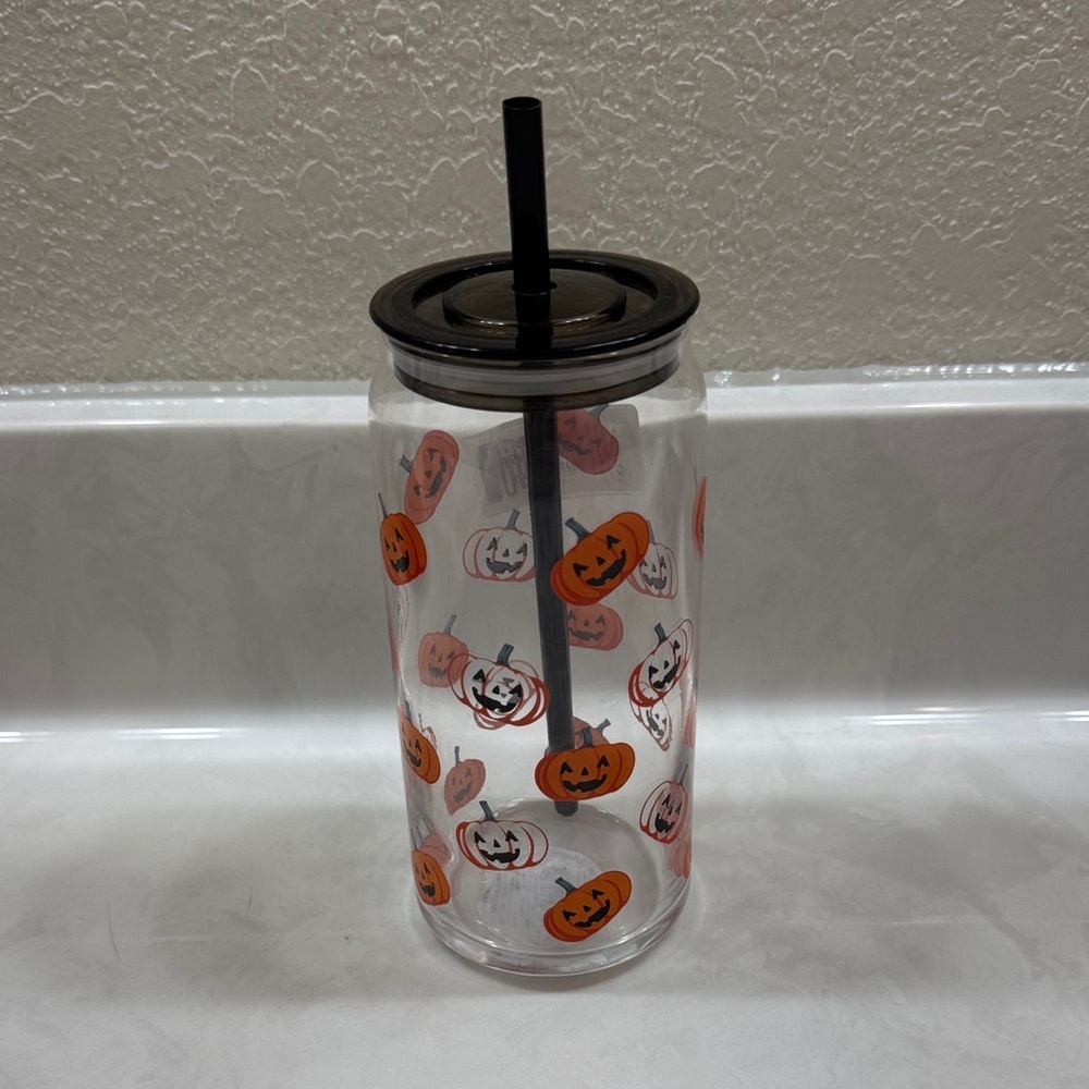 Halloween Pumpkin 20oz Glass Tumbler with Plastic Lid and Straw Never Been Used